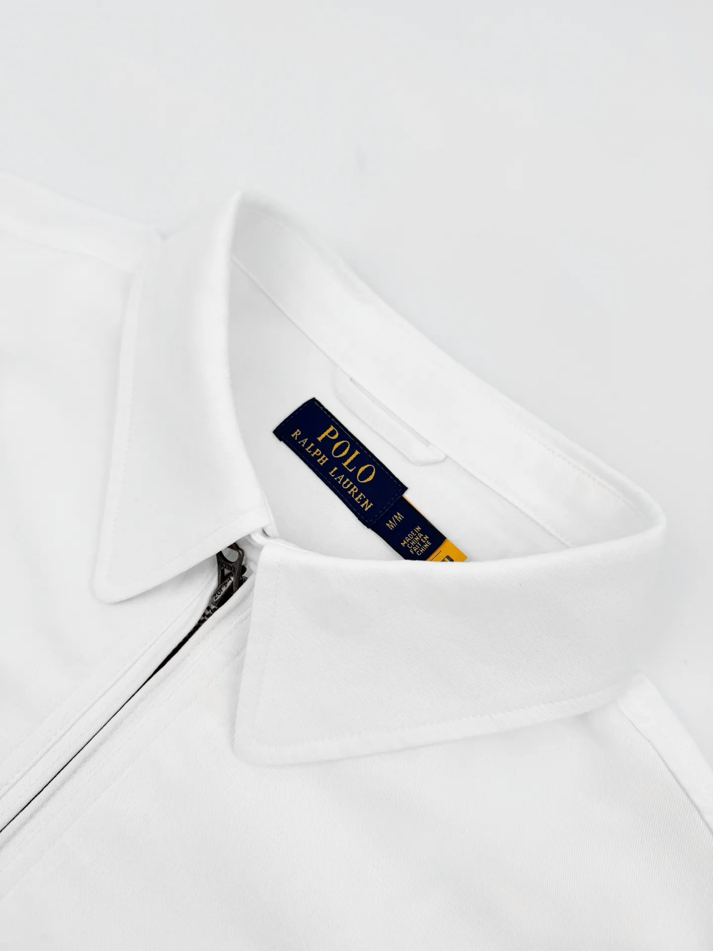P460 Ralph Lauren embroidered zipper jacket. Customized cloud-velvet white twill cotton. Soft and silky. Comfortable against the skin. Dressed in pure white. Exuding innate elegance. Exquisite indigo pony logo embellished with it. Fully recognizable. Bringing an atmosphere of freedom and vitality. Pure and smart color symphony. Reconstructing classics with neat silhouettes and defining modern relaxation with versatile genes. Process 1: Using imported machine embroidery technology. Use advanced computer control systems and precision mechanical components to achieve iconic pony embroidery operations with high precision and smooth and delicate lines. Process 2: Template machine bag opening. The preset template guides the position, shape and size of the bag opening. The accuracy ensures the quality of the bag opening effect. Process 3: The hem is made in one go using a three-needle waist-drawing machine. The elastic band and fabric are sewn together in the same process using the machine's special needle position and feeding mechanism. The three-needle design is stronger and can evenly distribute pressure. Ensure that the elastic band and the fabric are closely attached. Process 4: The fabrics are washed carefully and have a better hand feel. Not easy to deform, not easy to shrink, not easy to fade, and maintain long-term beauty. Accessories: Customized 1:1 Ralph Lauren engraved buckle Customized 1:1 Ralph Lauren bronze zipper Customized 1:1 Ralph Lauren trademark Version: Fitted version Size: S M L XL